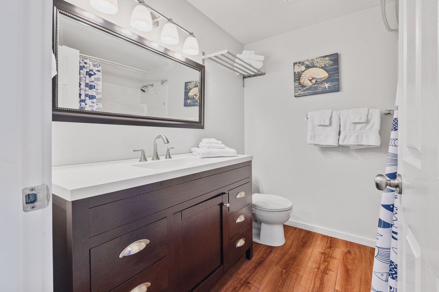 The Ocean full bath between the two bedrooms.