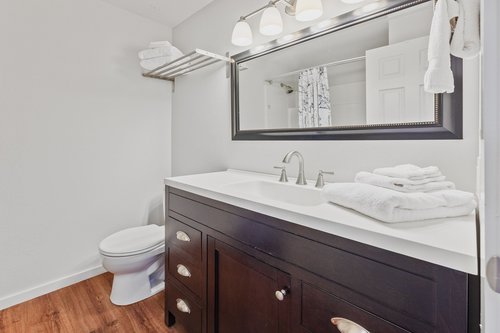 The Docks full bath between the two bedrooms.