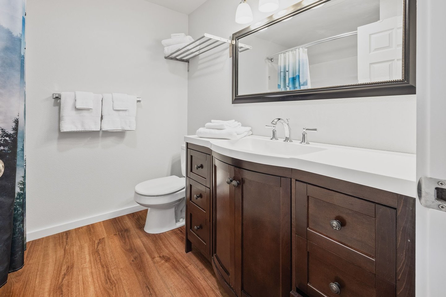 The Mountains full bath between the two bedrooms.
