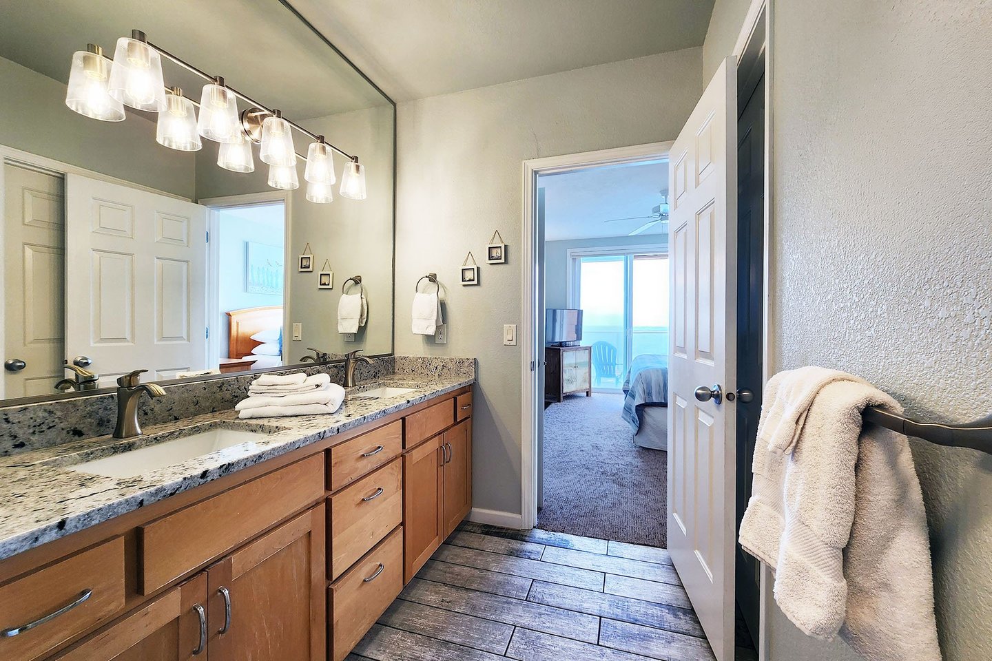 En suite primary bathroom