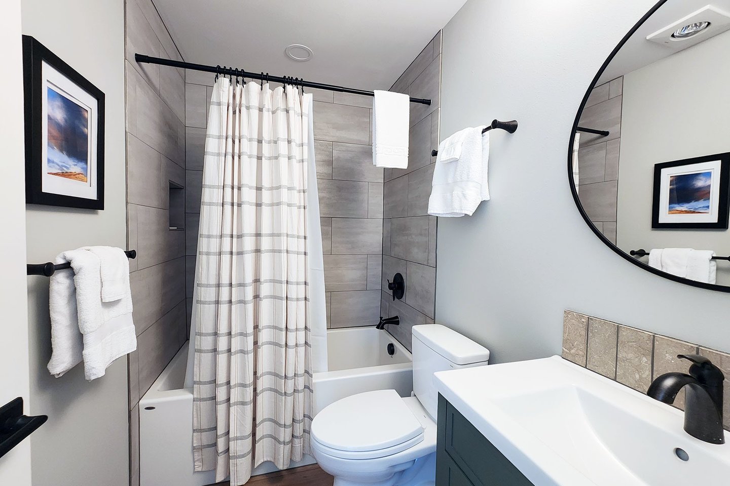 Upstairs full bath.