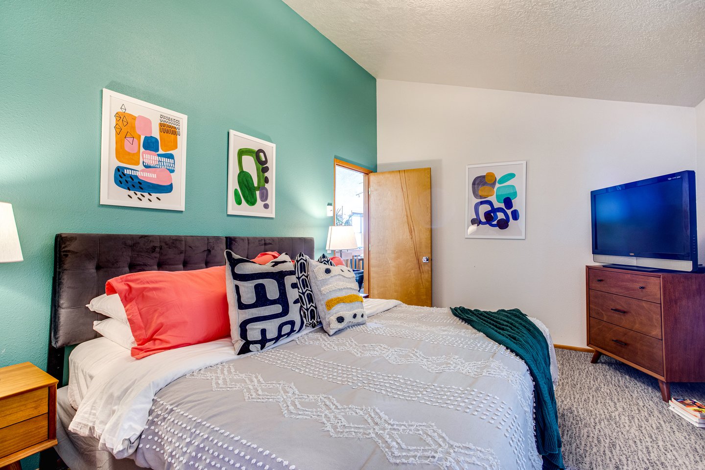 The comfy king bed can be split into two twins with prior notice.