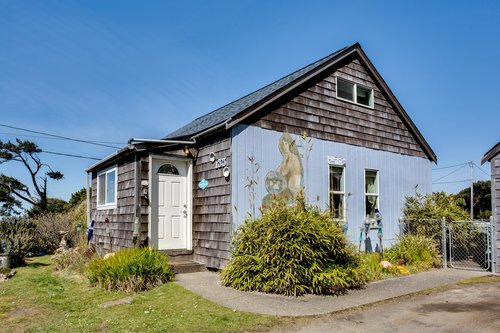 Mermaids welcome you to this unique cottage