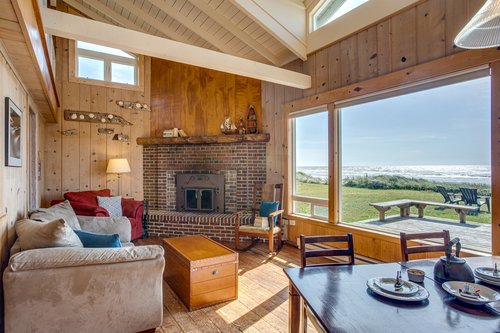 Living and dining area with fantastic ocean view (the fireplace is non-functional).