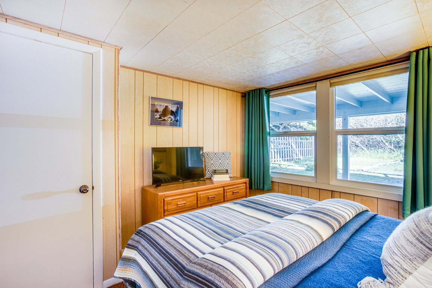 Downstairs bedroom with a Queen bed.