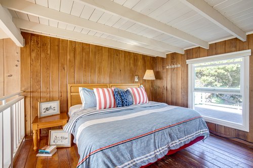 The king bed in the loft can be split into two twins with prior notice.