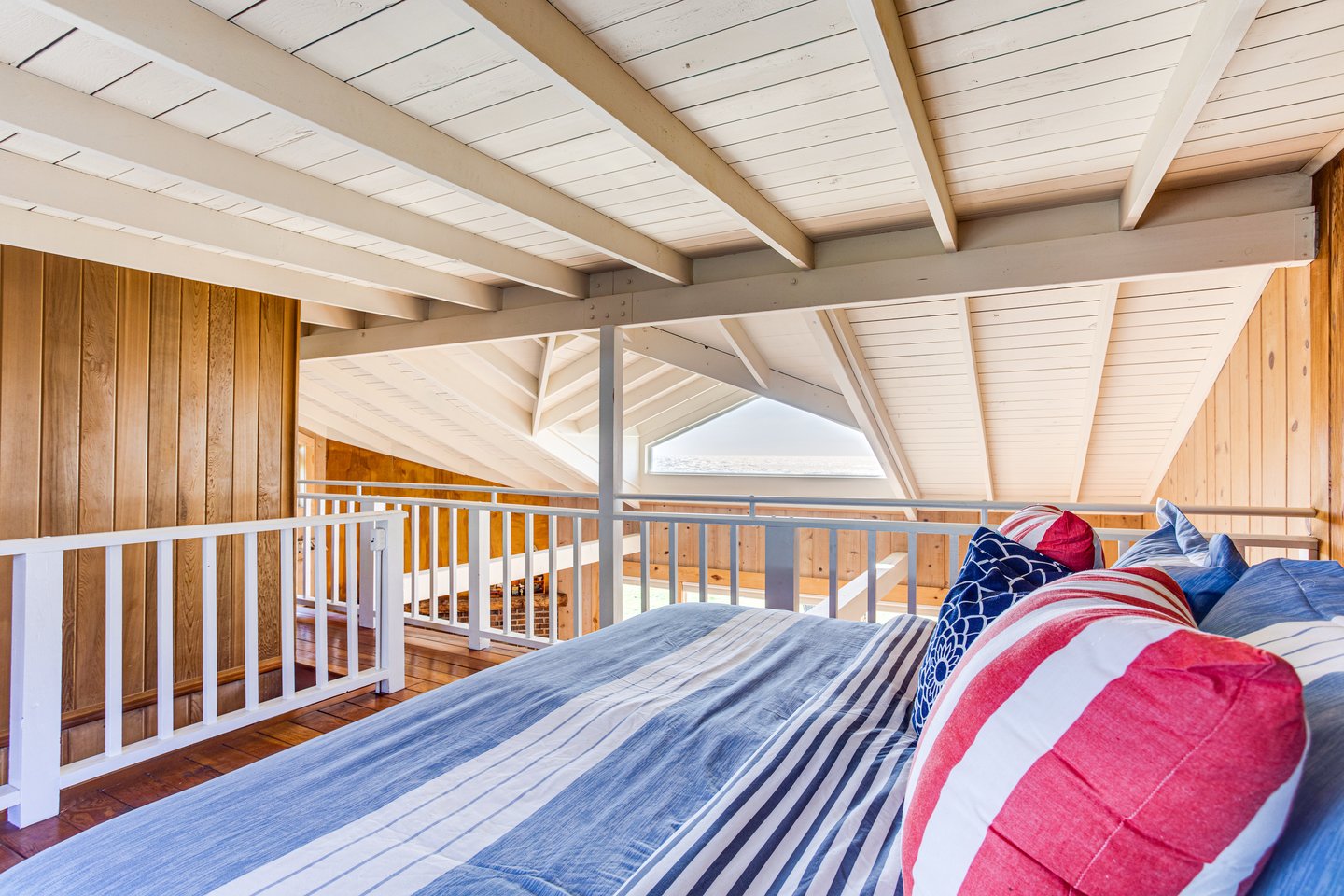 Loft with peak of the ocean.