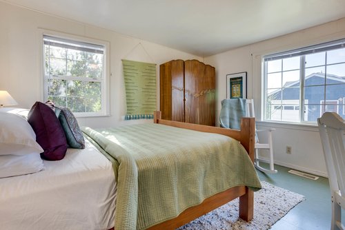Wake up in this cozy queen bedroom to sounds of the Pacific Ocean
