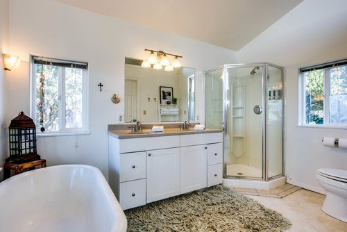 The large ensuite bath.