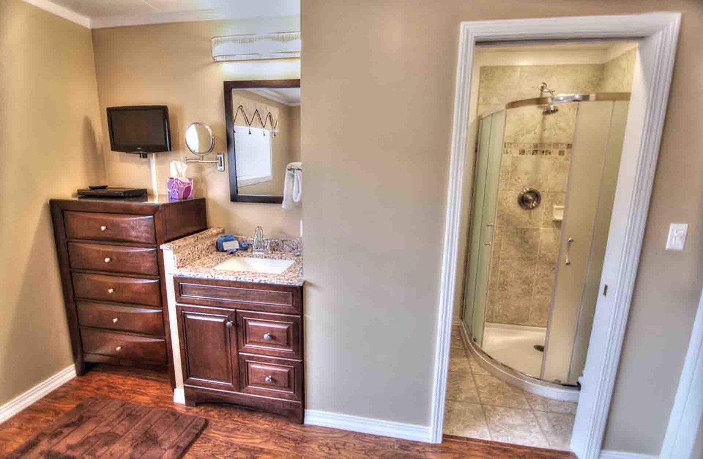 The ensuite bath.