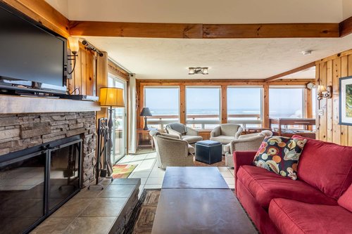 (The fireplace is non-functioning)
This home has an open concept that lets in plenty of light and big ocean views!
