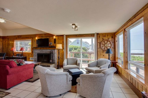 (The fireplace is non-functioning)
There is plenty of seating in this living room.