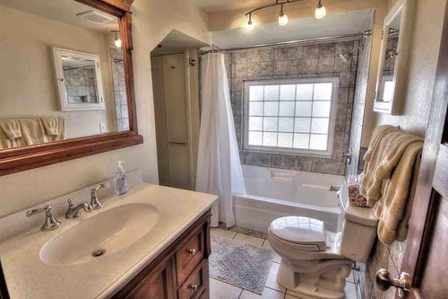 Hallway bath downstairs.