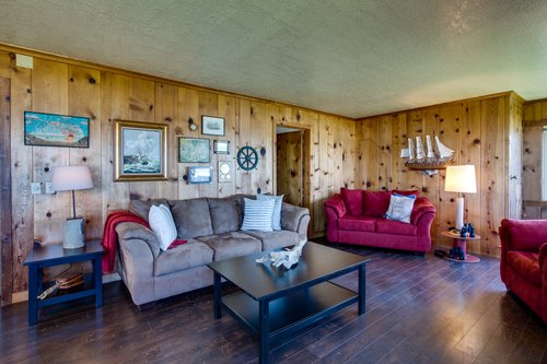 This comfortable stylish home is perfect in all seasons.