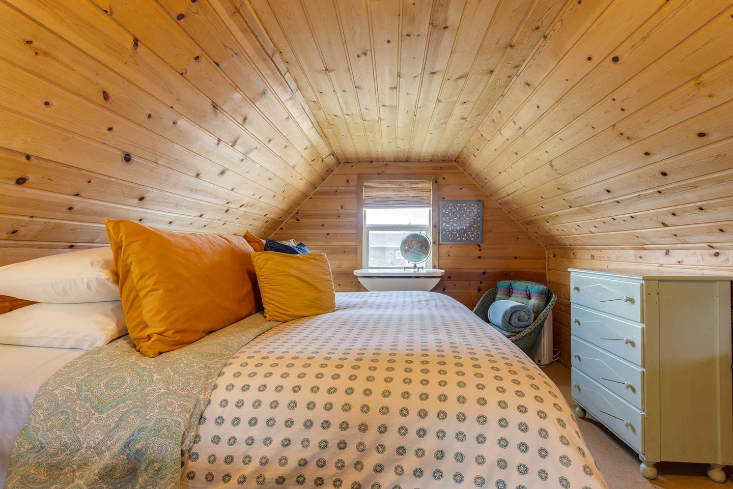 King bed that can be split into two long twins.