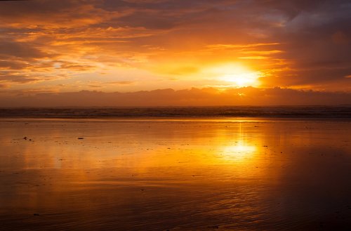 Watch the sky ablaze over the Pacific Ocean.