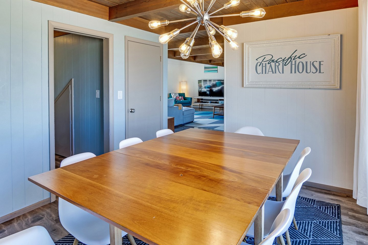 Modern décor with seating for 8 and exceptional views.