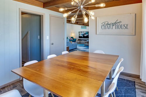 Modern décor with seating for 8 and exceptional views.