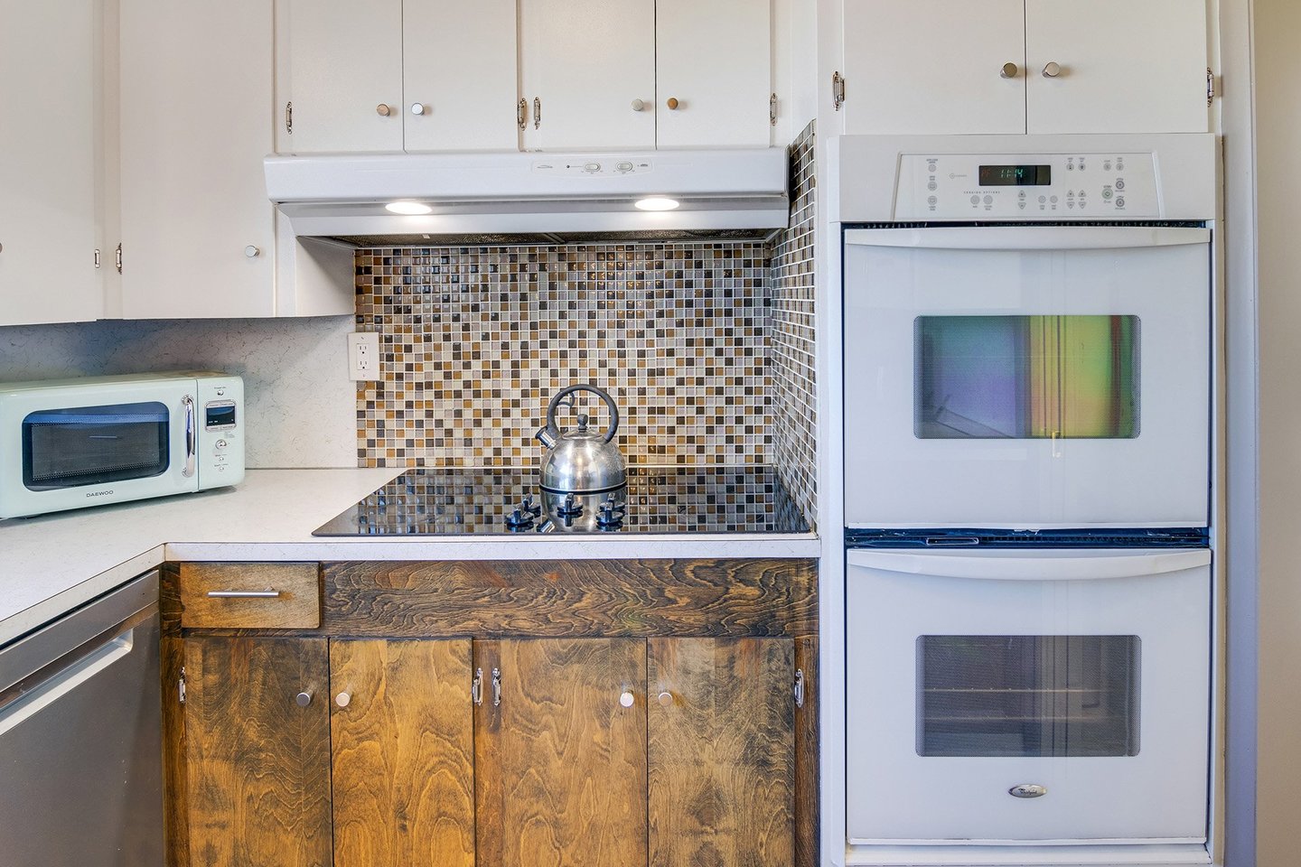 A double oven makes beach side baking a breeze.