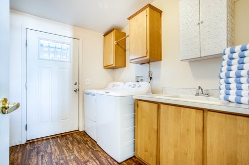 Washer/dryer is available.
