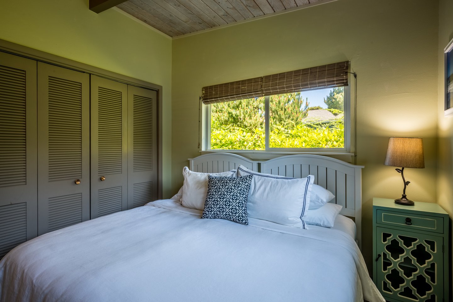 This king size bed can be split to two twins with prior notice.