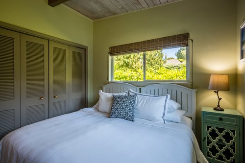 This king size bed can be split to two twins with prior notice.