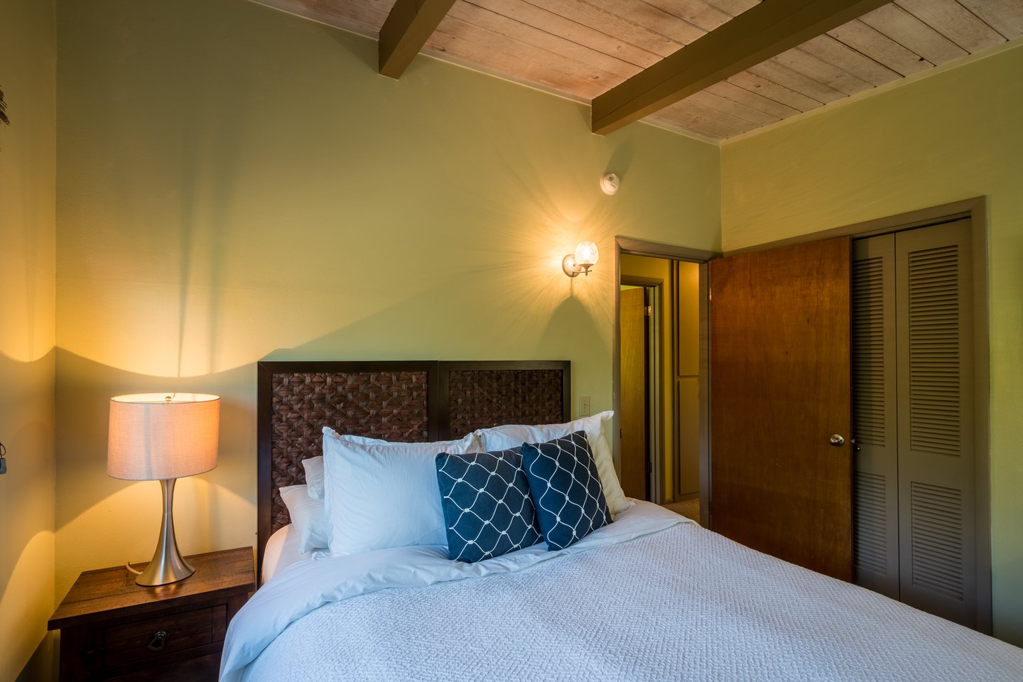 Crisp linens and queen size comfort.