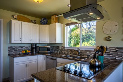 Stainless steel and granite counter-tops in the kitchen.