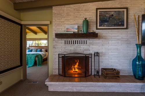 Fireplace (Duraflame or presto logs only, please).