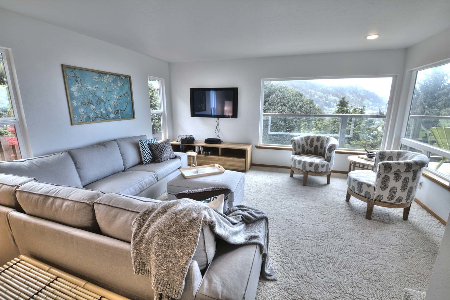 Harmonious comfort and contemporary design features.