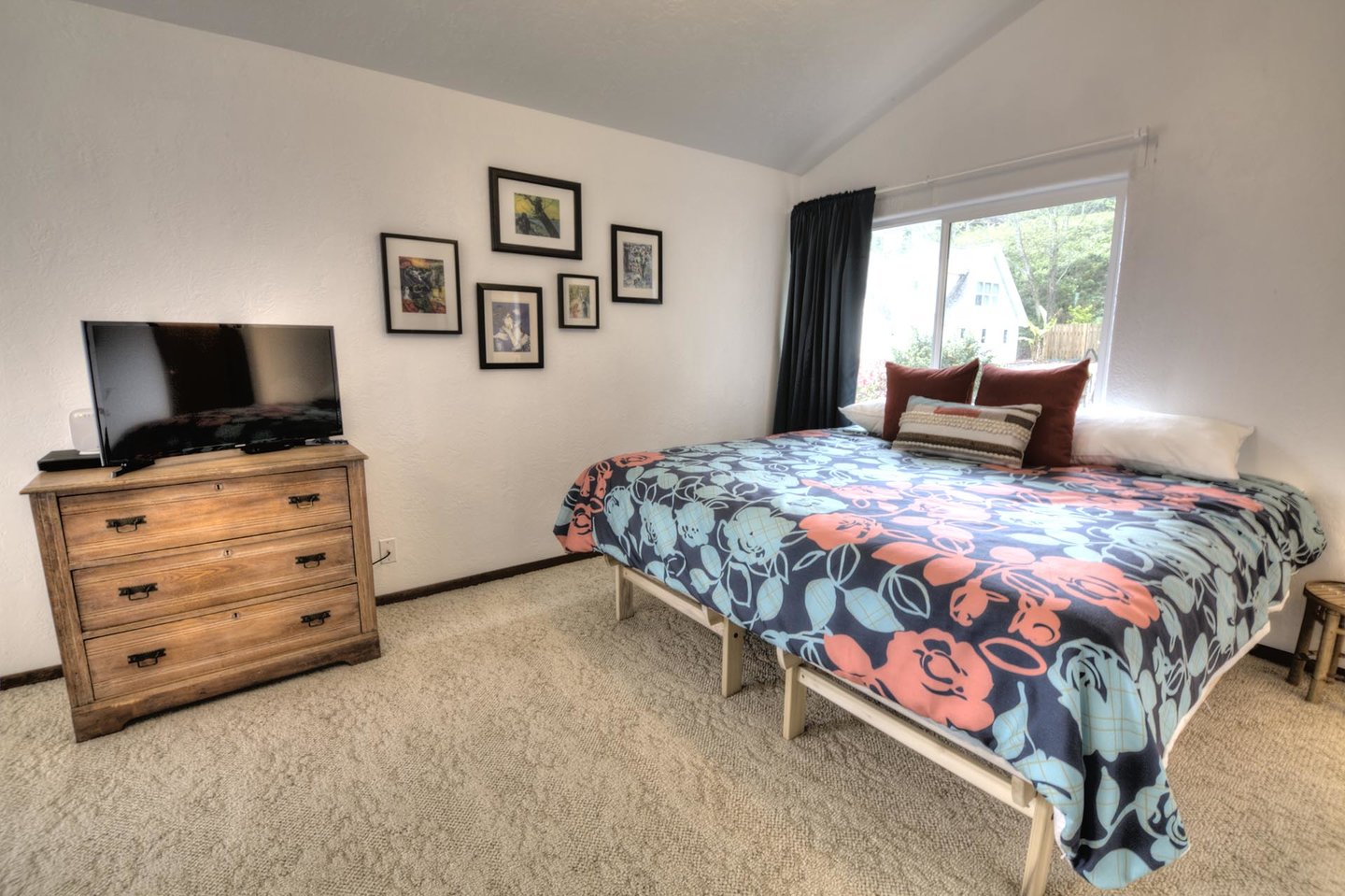 The King bed in this lovely room can be split into Twins.
