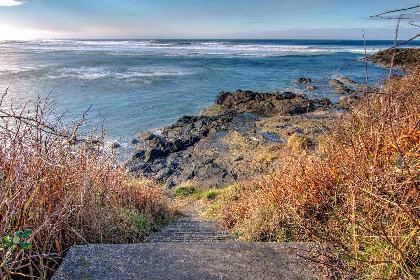 The Honoka House is about equal distance to the two different beach access points in Yachats. The North side stairs lead to tide pools.