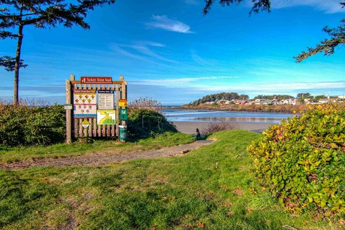 The Honoka House is about equal distance to the two different beach access points in Yachats. The south side stairs lead to the sandy bay.