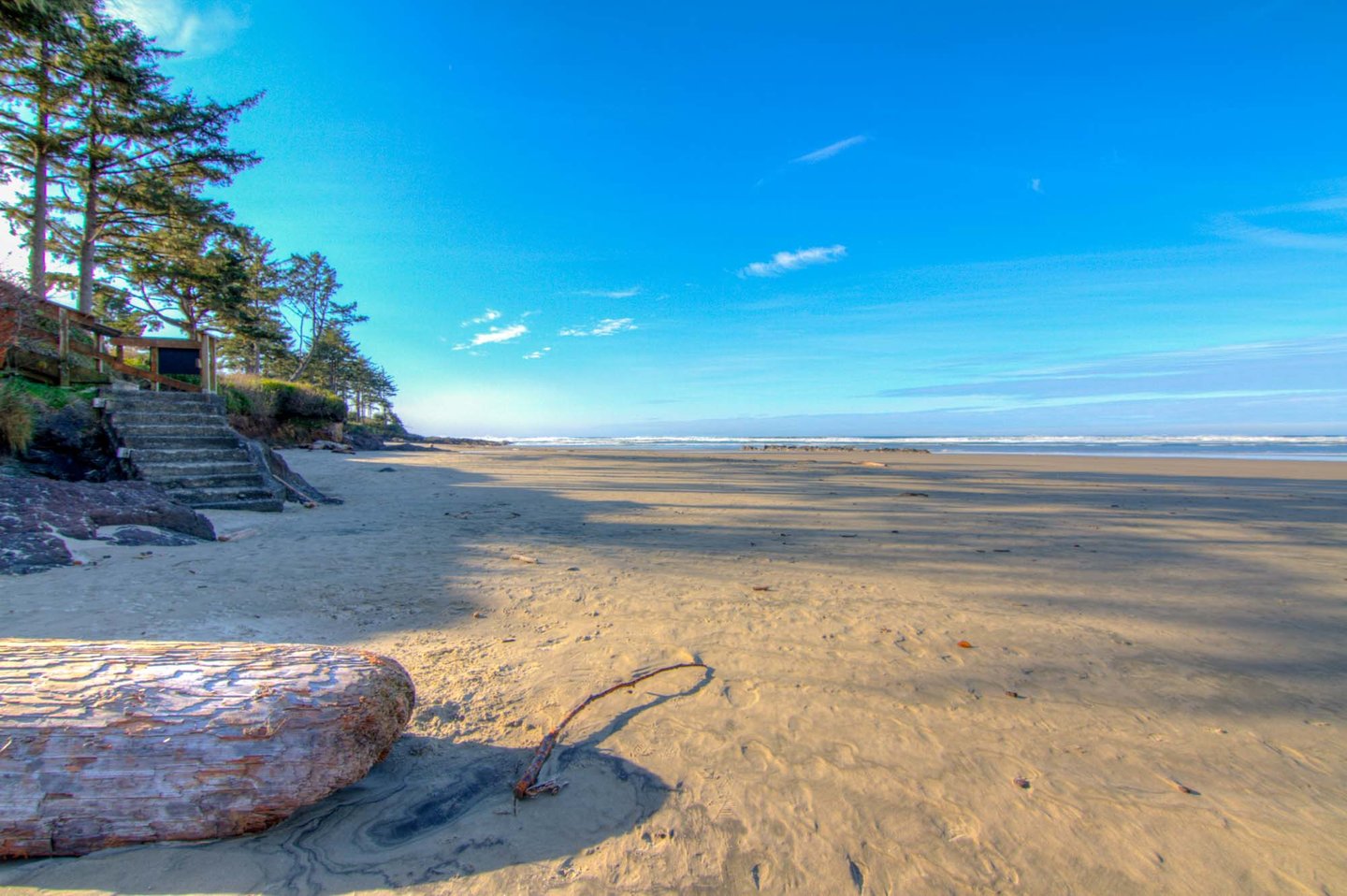 Wide open sand in the middle of Yachats Bay.