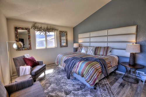 Relax in this King Suite, well worthy of the name, cozy and stylish.