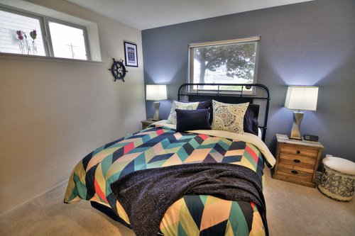 Queen size tranquility in a colorful setting.