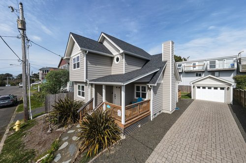 A house with a hip design set in the heart of Newport's Nye Beach District.