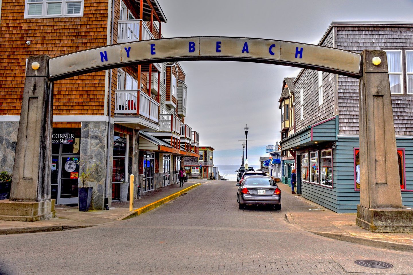 Just a short walk to the historic Nye Beach shopping district.