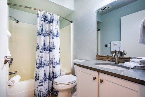 Yet anther en suite bath clean and well appointed.