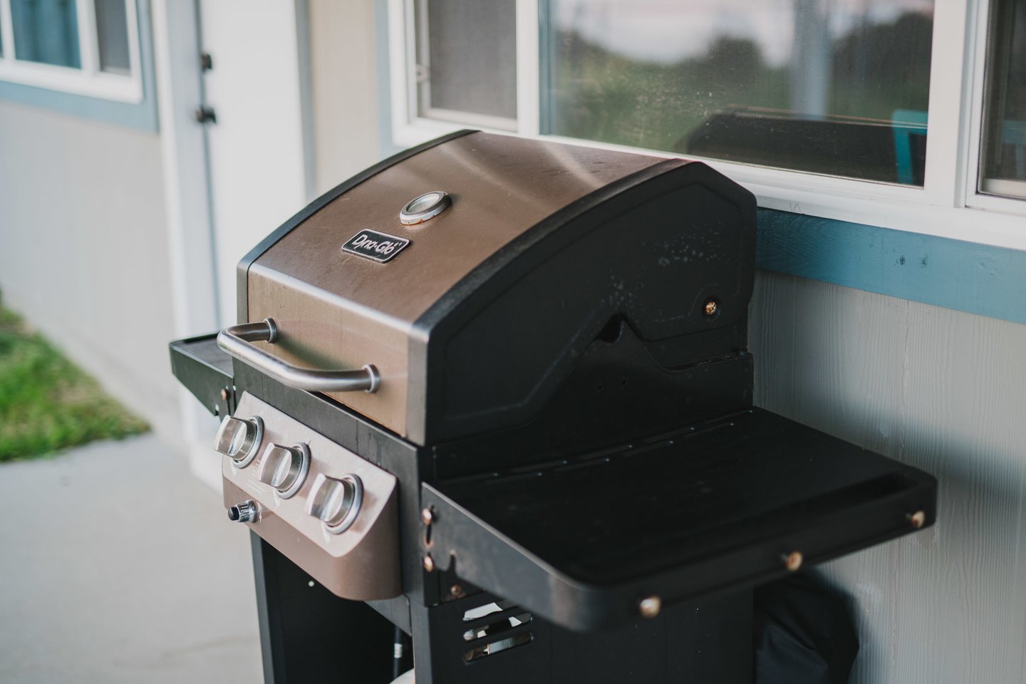 Grill outside with the sound of the waves.