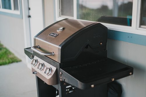Grill outside with the sound of the waves.