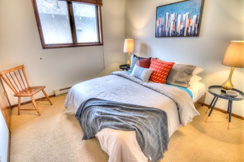 Quiet and cozy queen bed in the third bedroom.