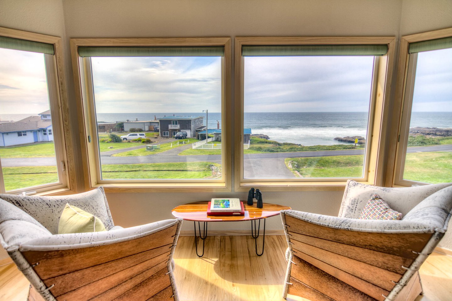 Wonderful views of the crashing waves and the Pacific Ocean.