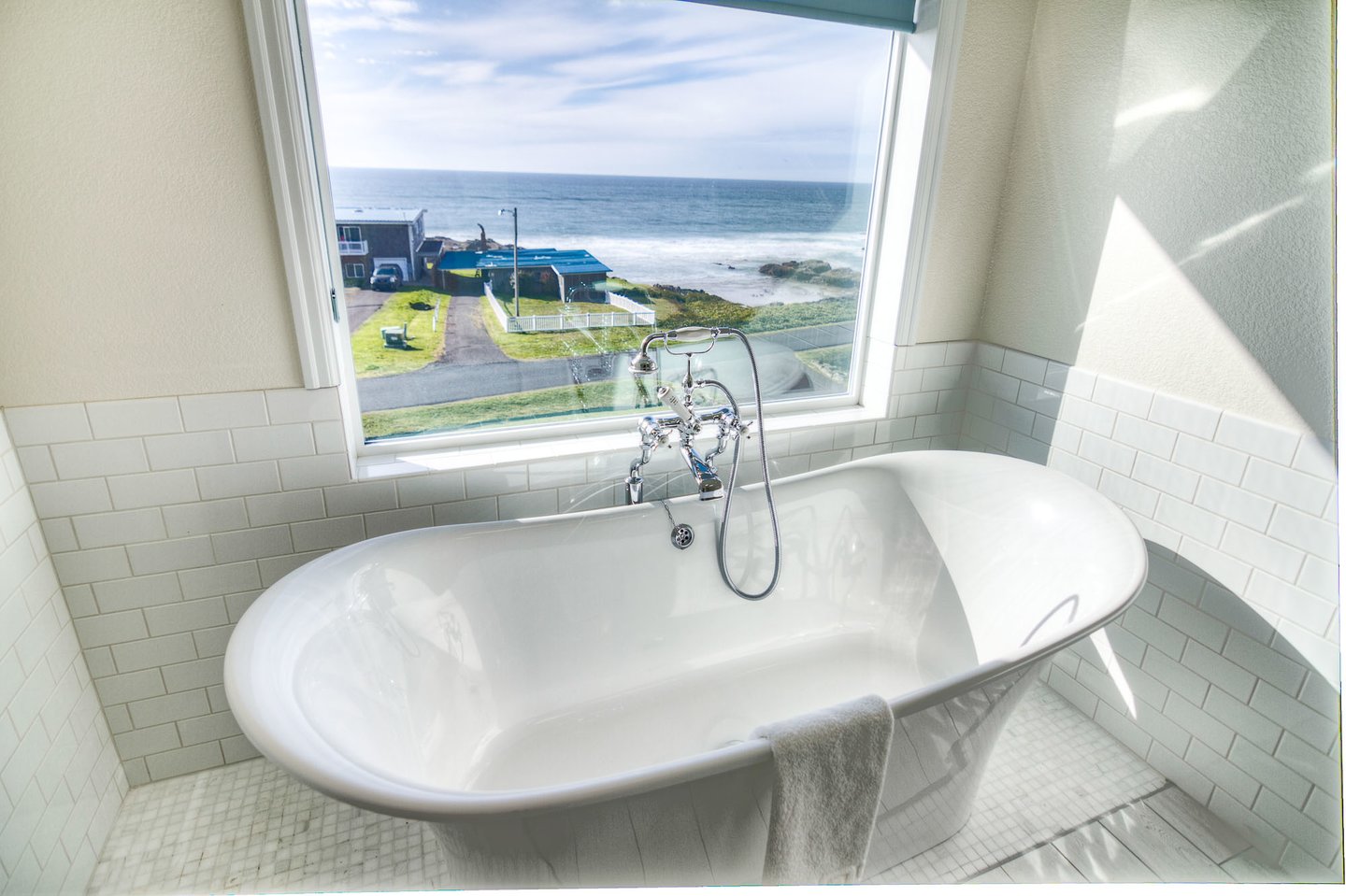 Enjoy the soaking tub with ocean views!