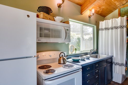 Efficient kitchen to enjoy preparing fantastic meals in.