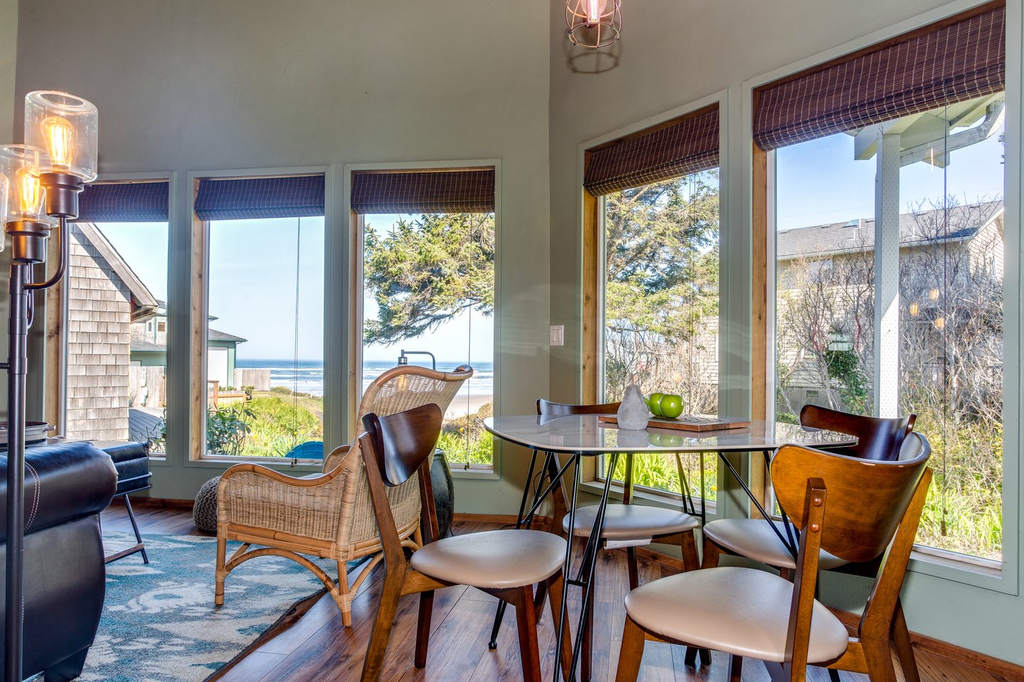 Enjoy dining with wonderful views!