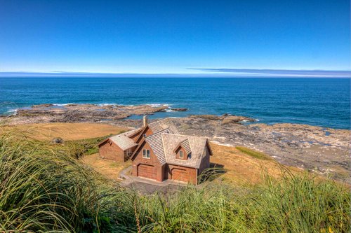 Beautiful location at the edge of the sea!