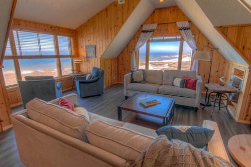 This upstairs sitting room has fantastic views, even at night the lights of Yachats can be seen.  (Sleeper sofa's to be added)
