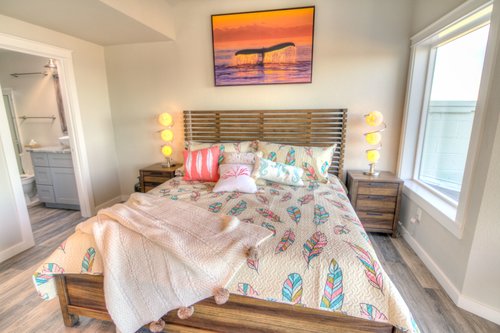 Comfy king bed with views!