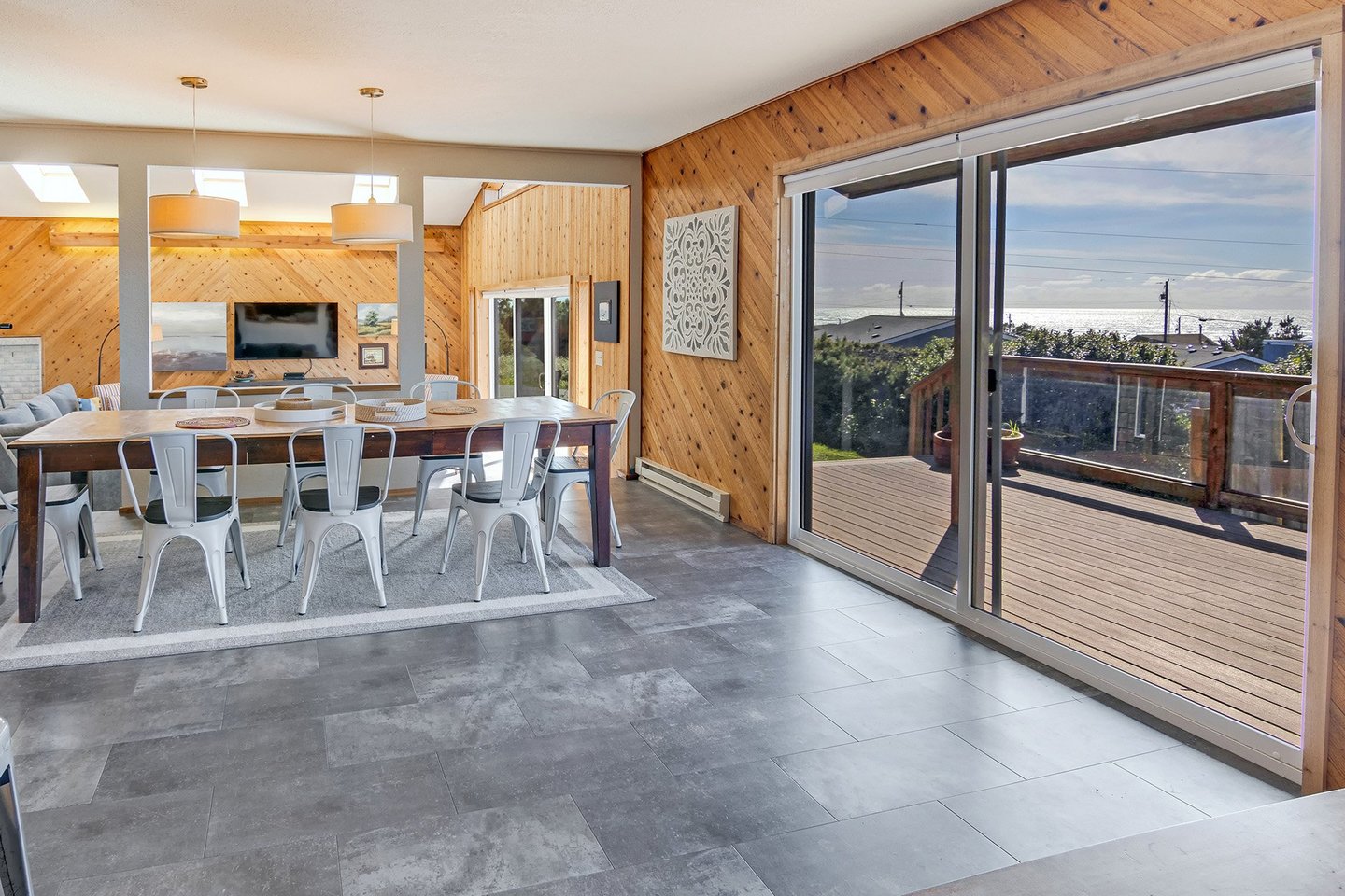 Open the sliding glass doors and let the outside in while dining on your favorite seafood!